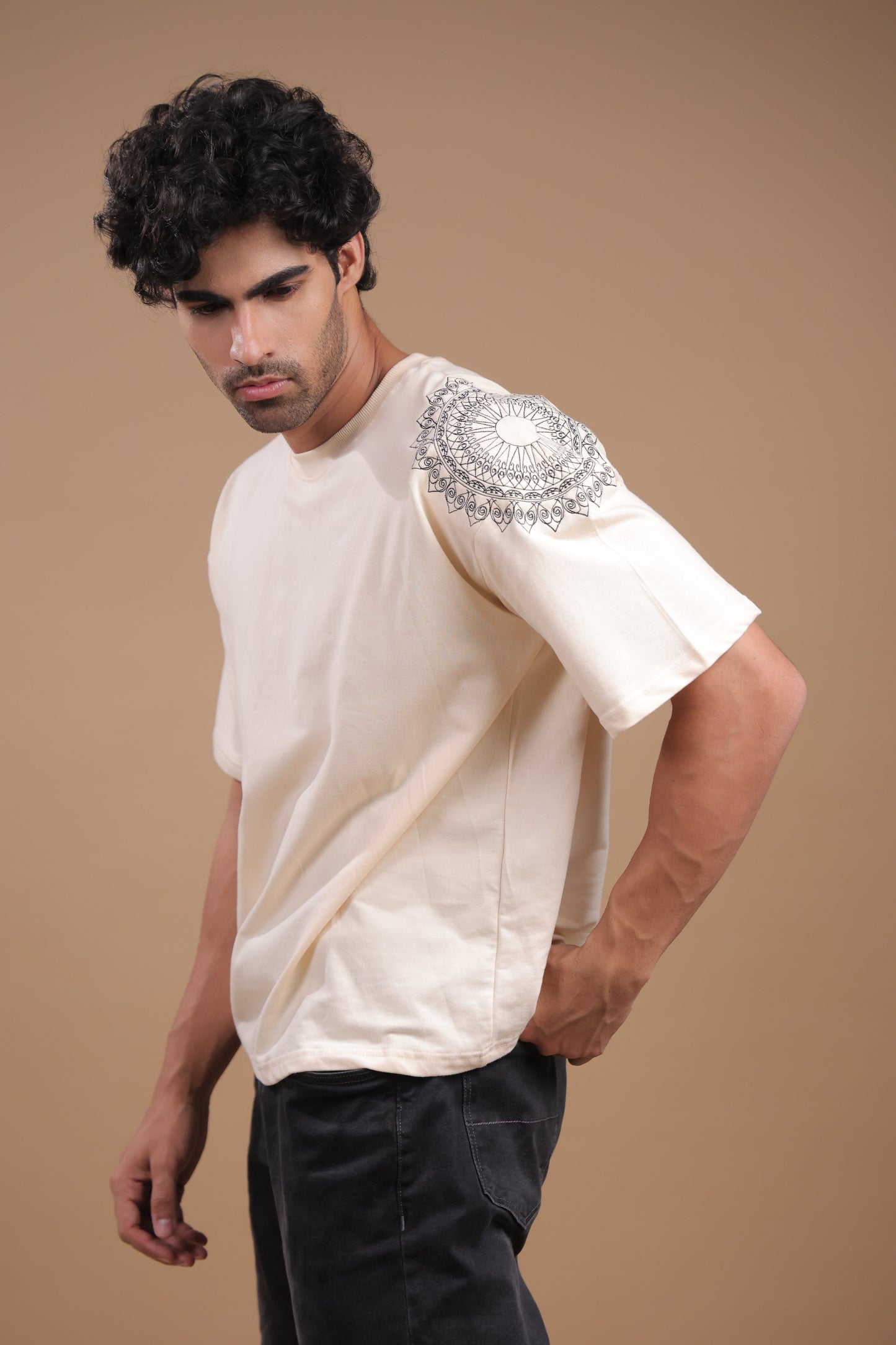 Sutra – Beige Embroidered T-Shirt - Binioz