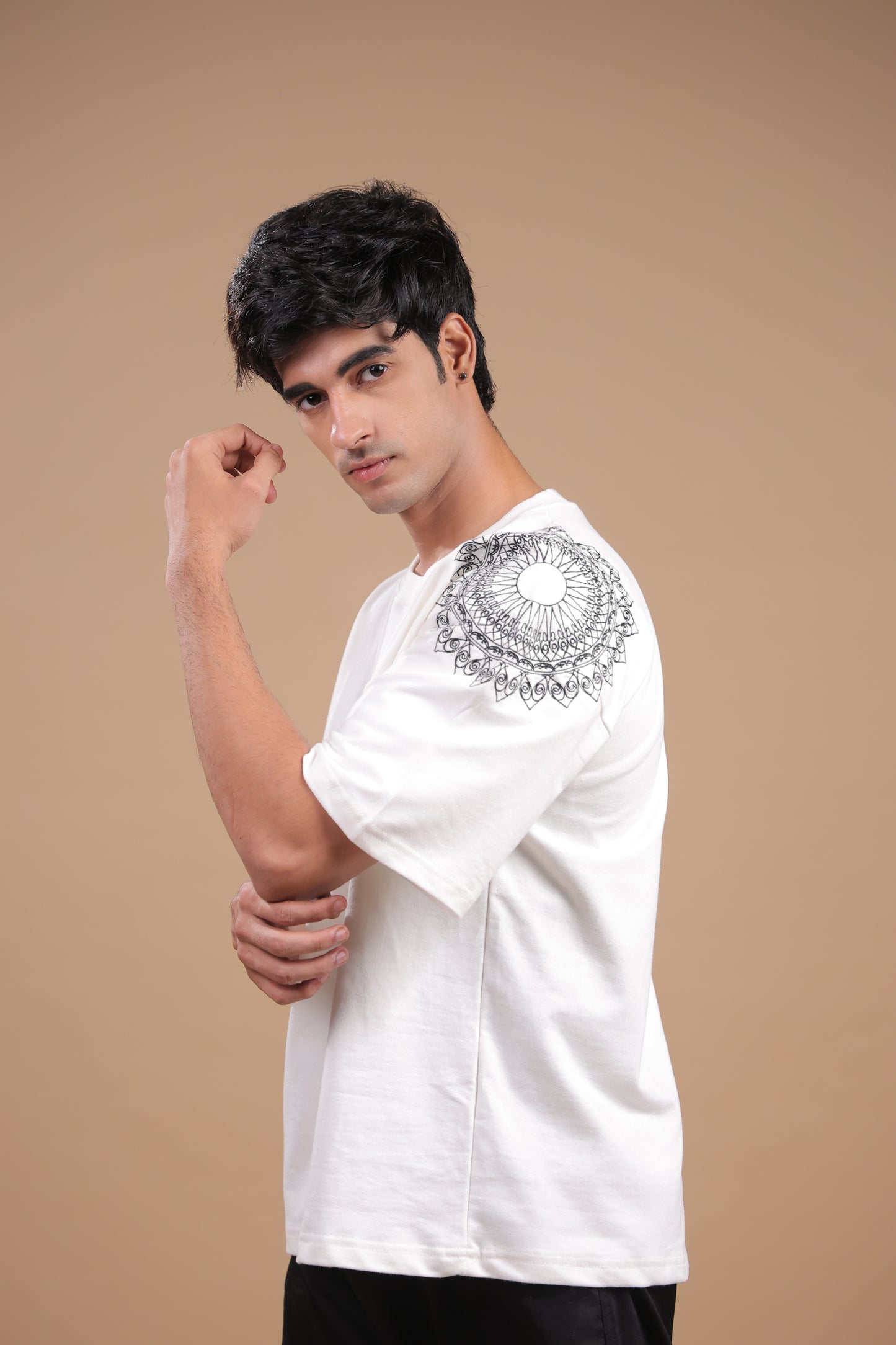 Sutra – White Embroidered T-Shirt