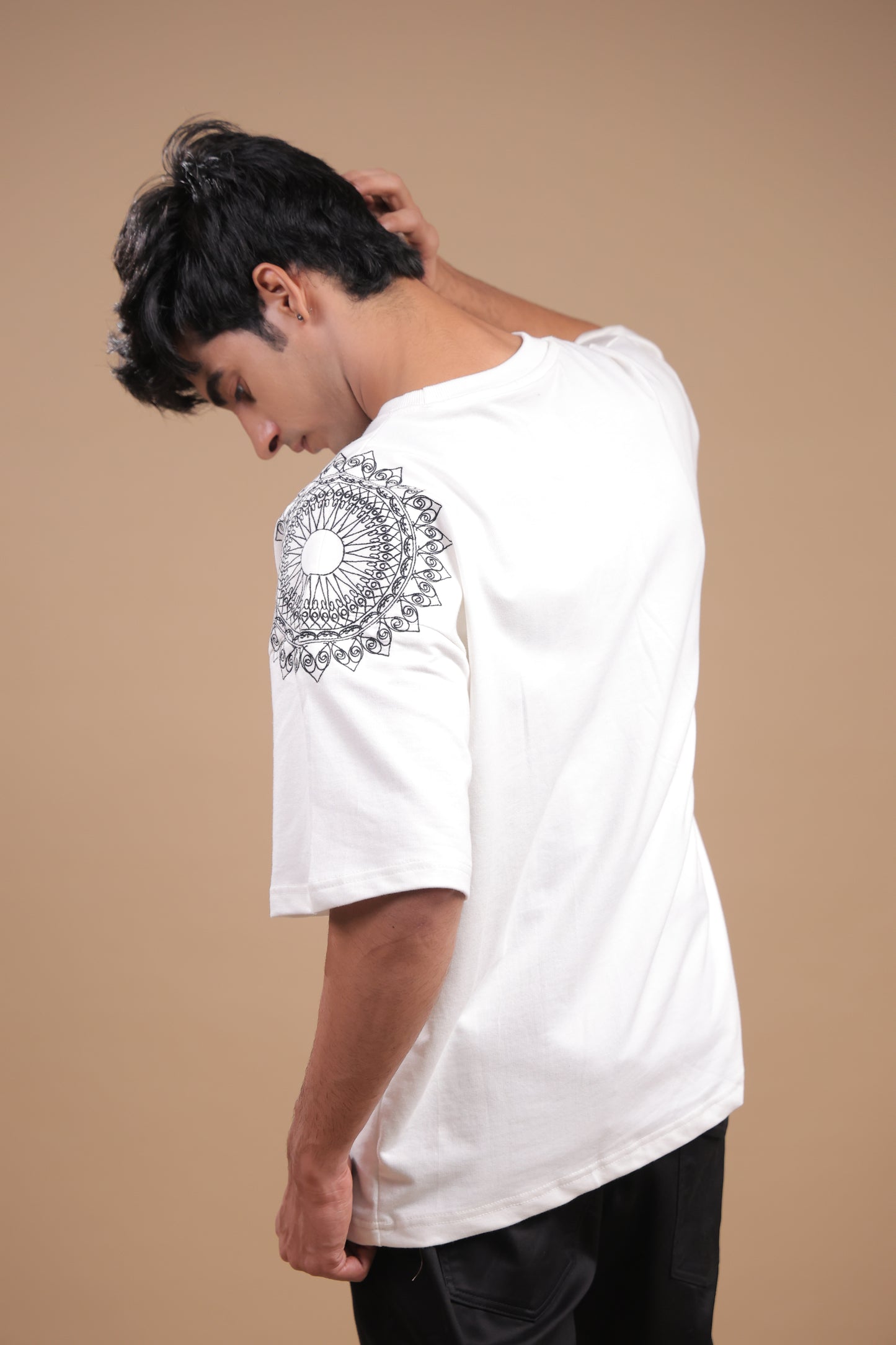 Sutra – White Embroidered T-Shirt