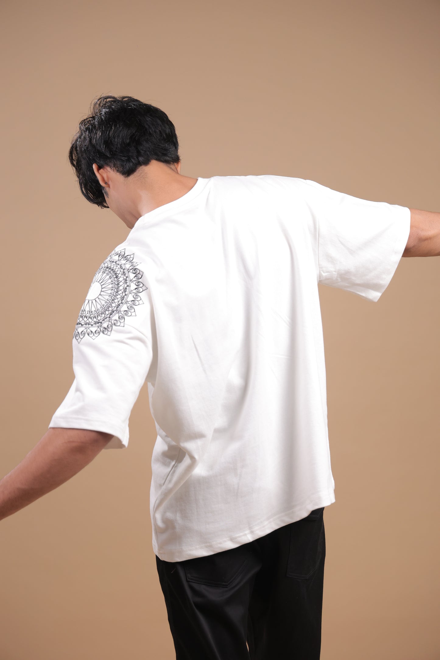 Sutra – White Embroidered T-Shirt