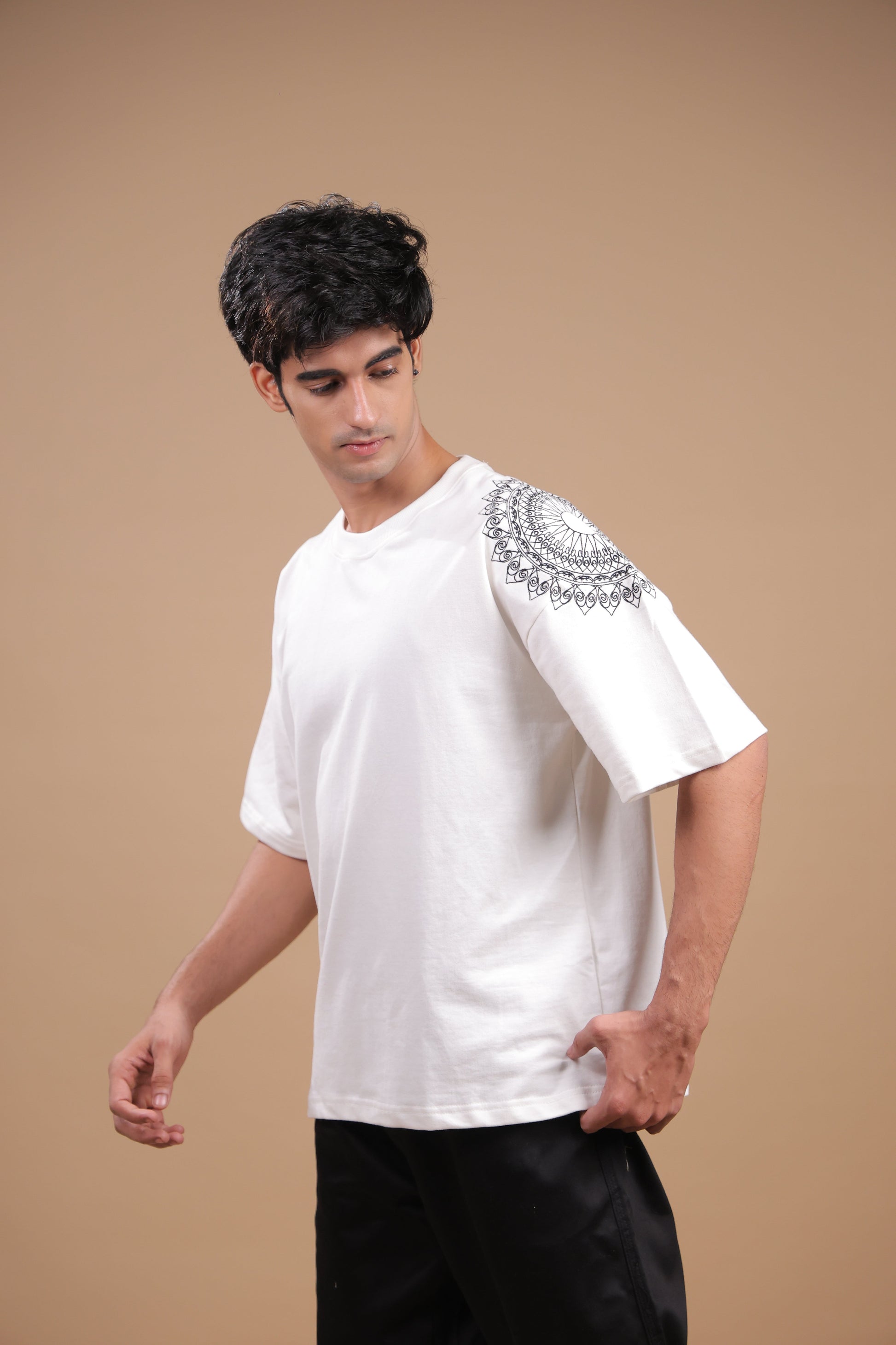Sutra – White Embroidered T-Shirt - Binioz