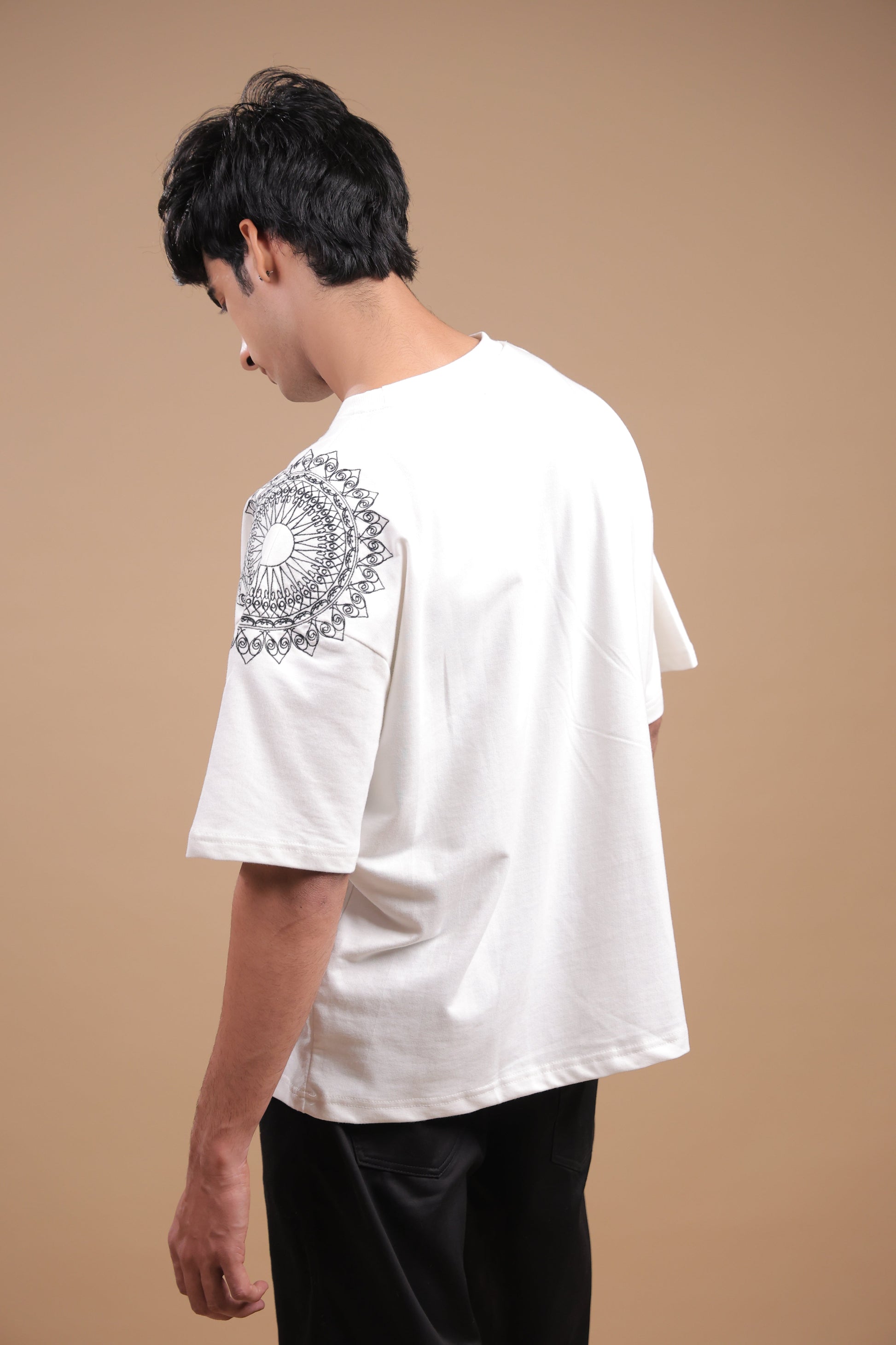 Sutra – White Embroidered T-Shirt - Binioz